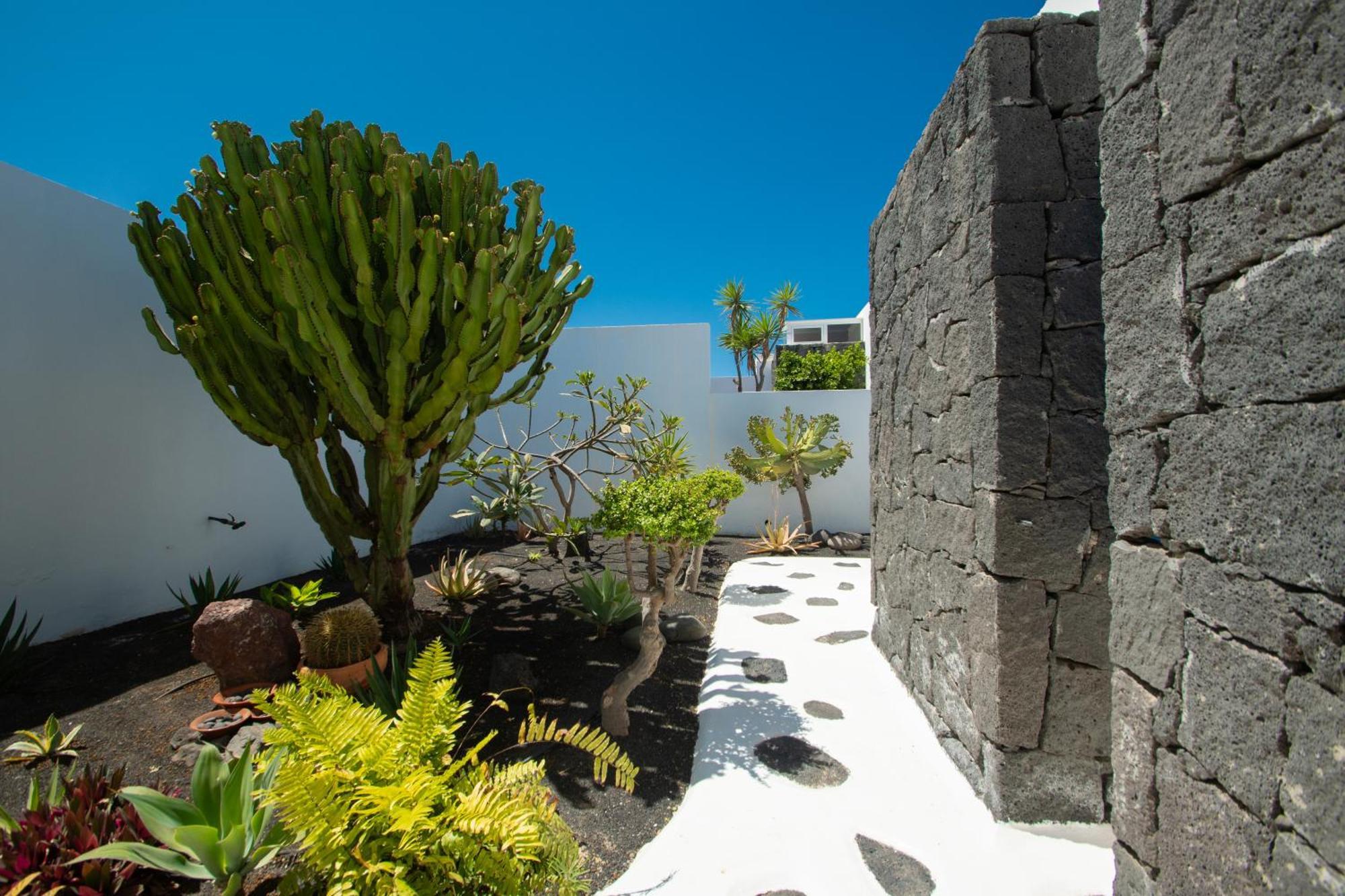 Botanica - Spacious, Heated Pool And Bbq, Sunny Terrace, Garden & Mountain Views Playa Blanca (Lanzarote)