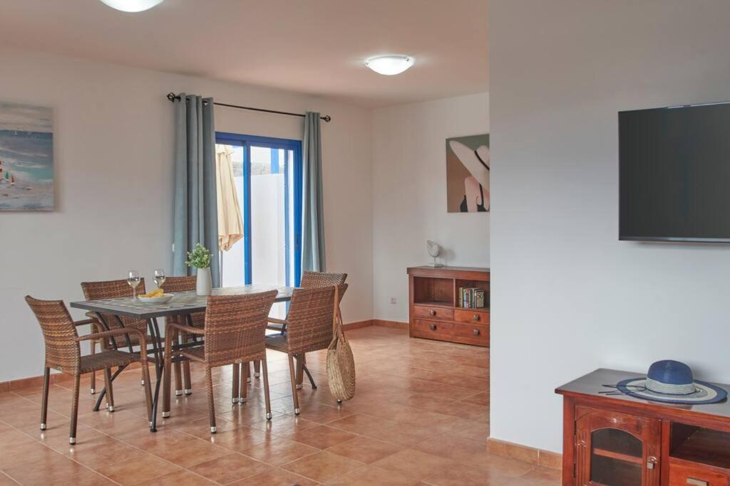 Maria Del Mar 2 Minutes To Supermarkets, 10 Minutes To Marina Rubicon, Pool, High Speed Wifi Holiday home