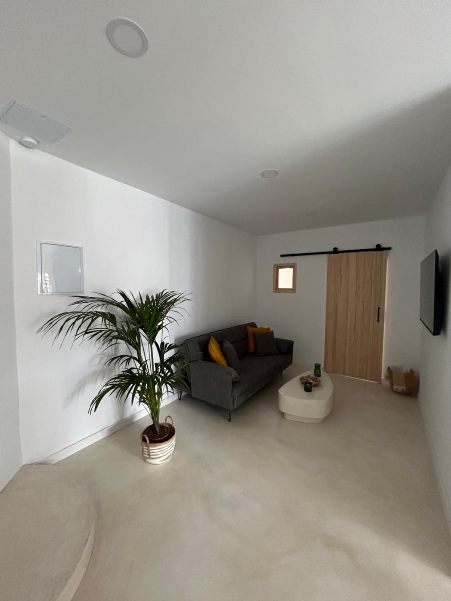 Kira Apartment