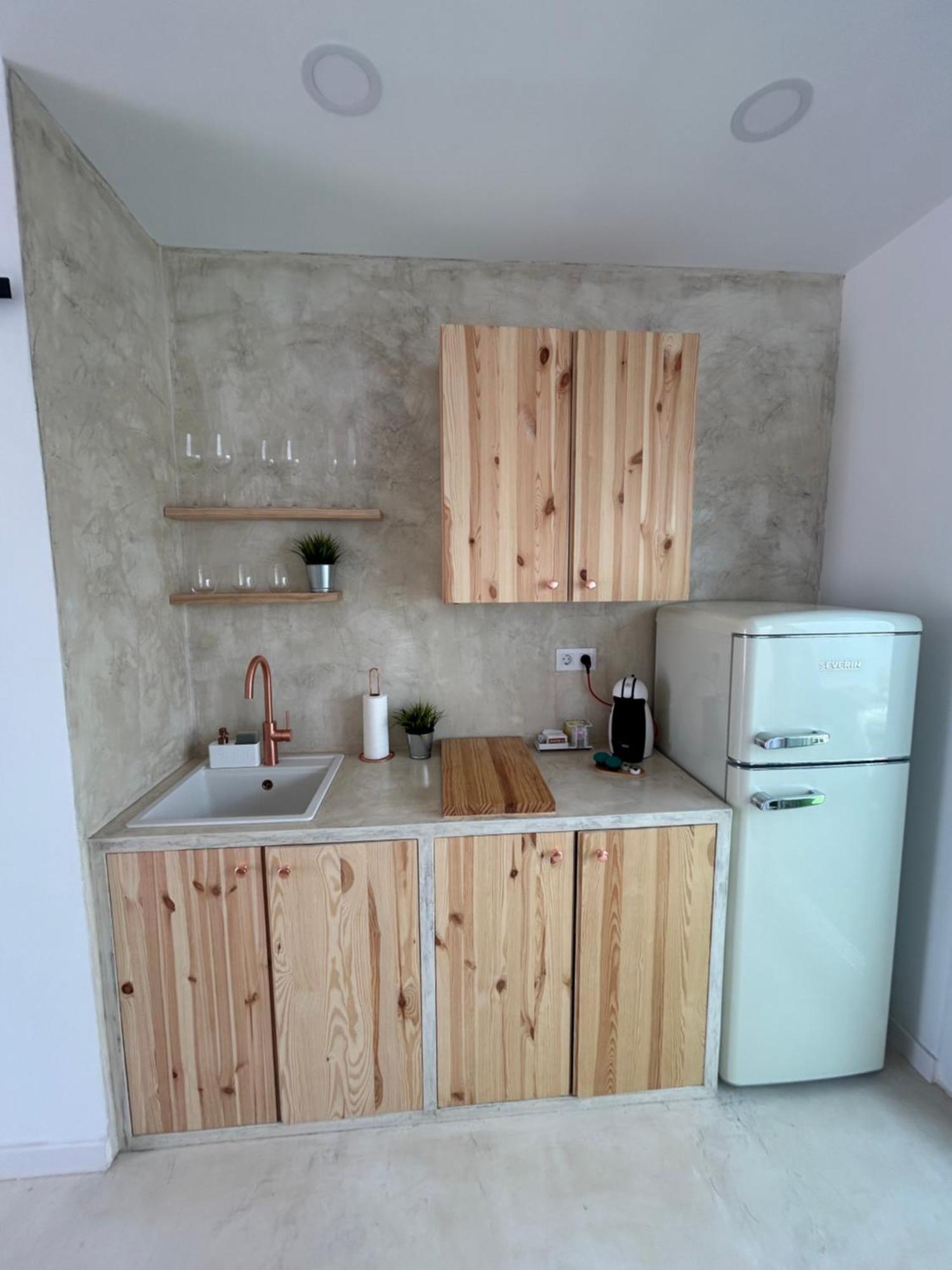 Kira Apartment