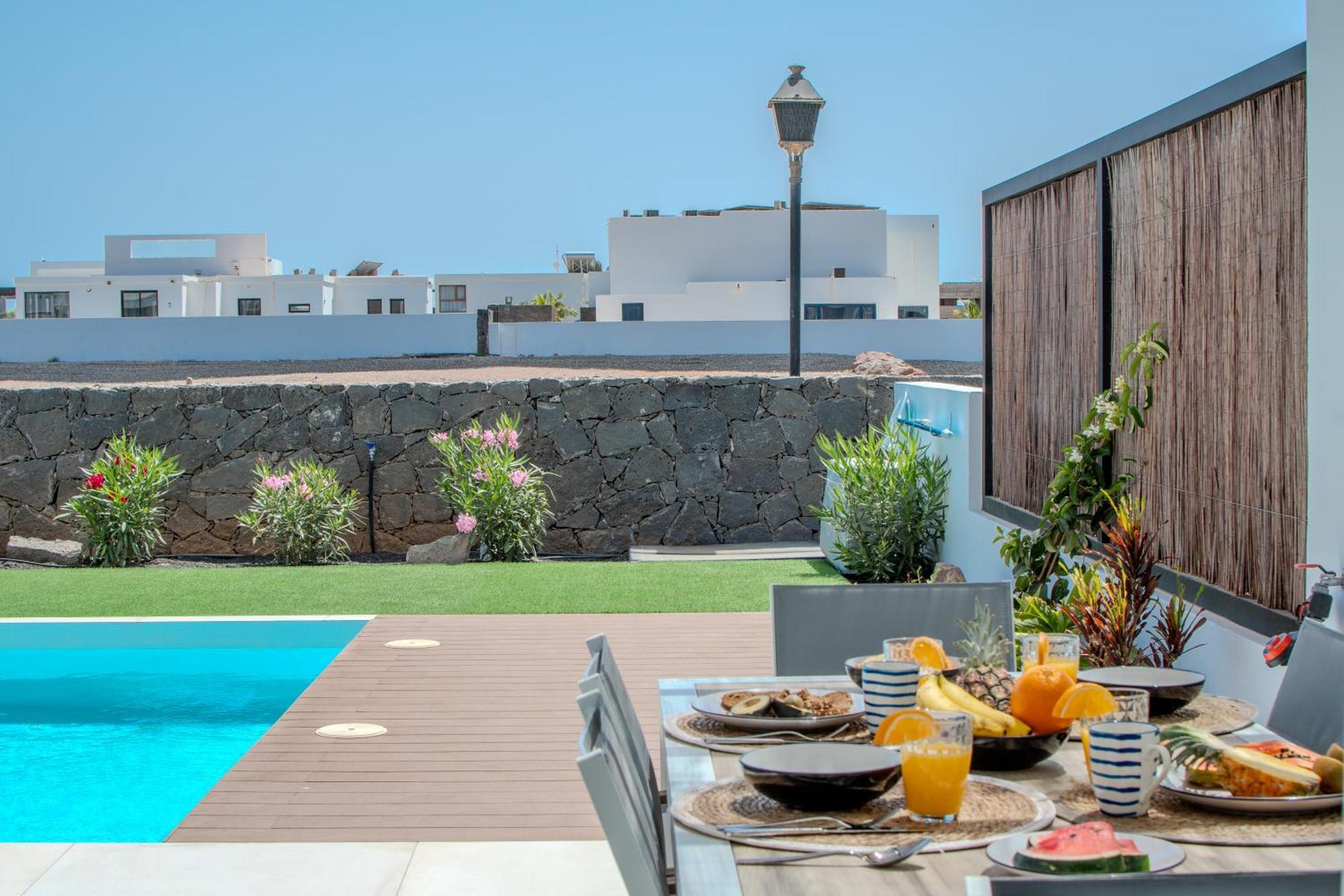 Serena 38 - Heated Pool, Sea Views, Ac, High Speed Internet * Playa Blanca (Lanzarote)