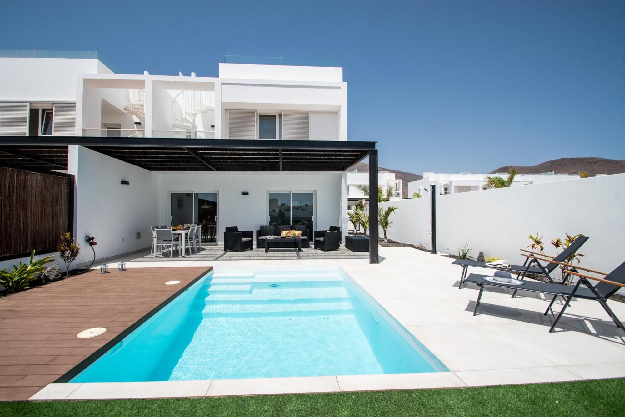 Serena 38 - Heated Pool, Sea Views, Ac, High Speed Internet