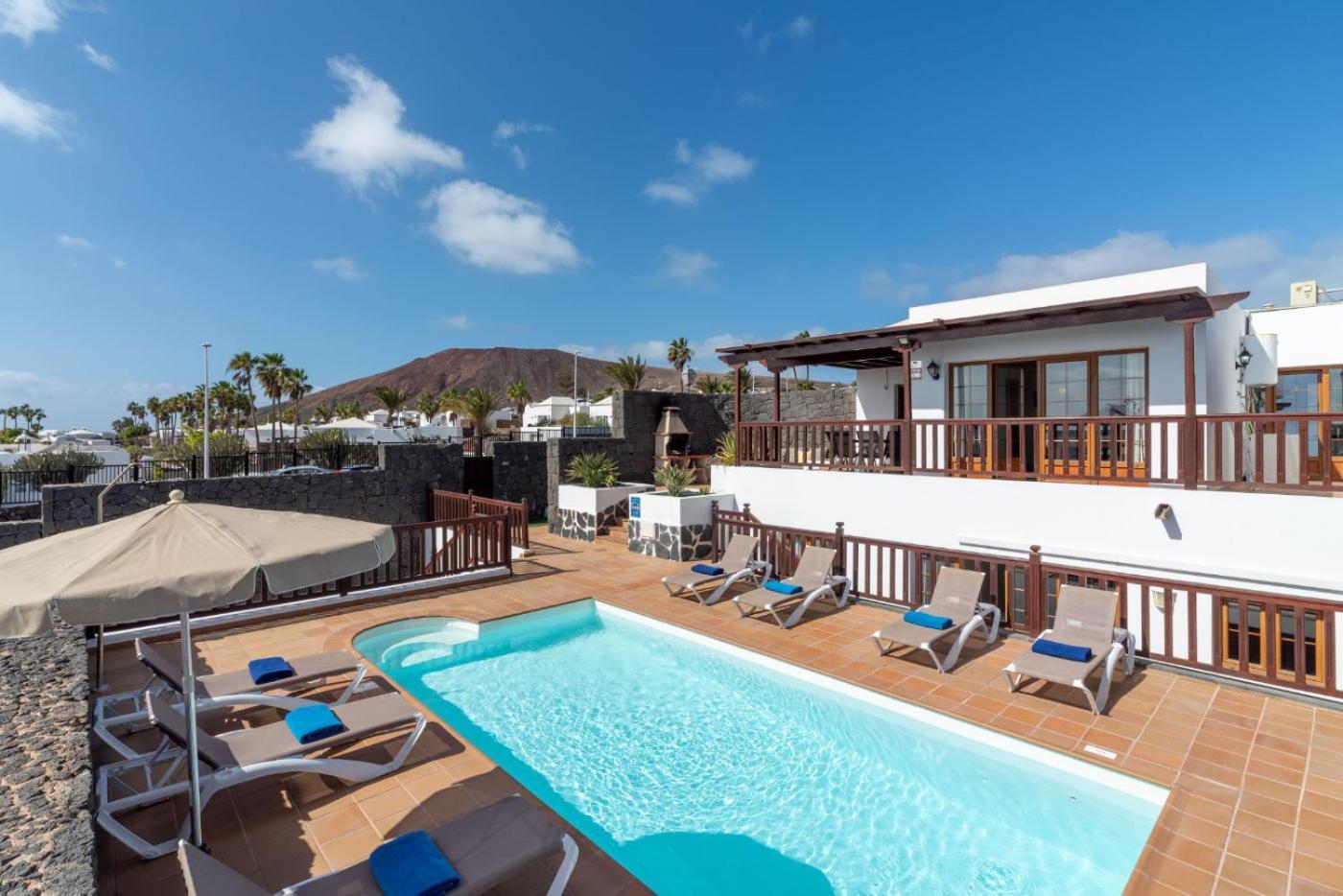 Veintidos, * Playa Blanca (Lanzarote)