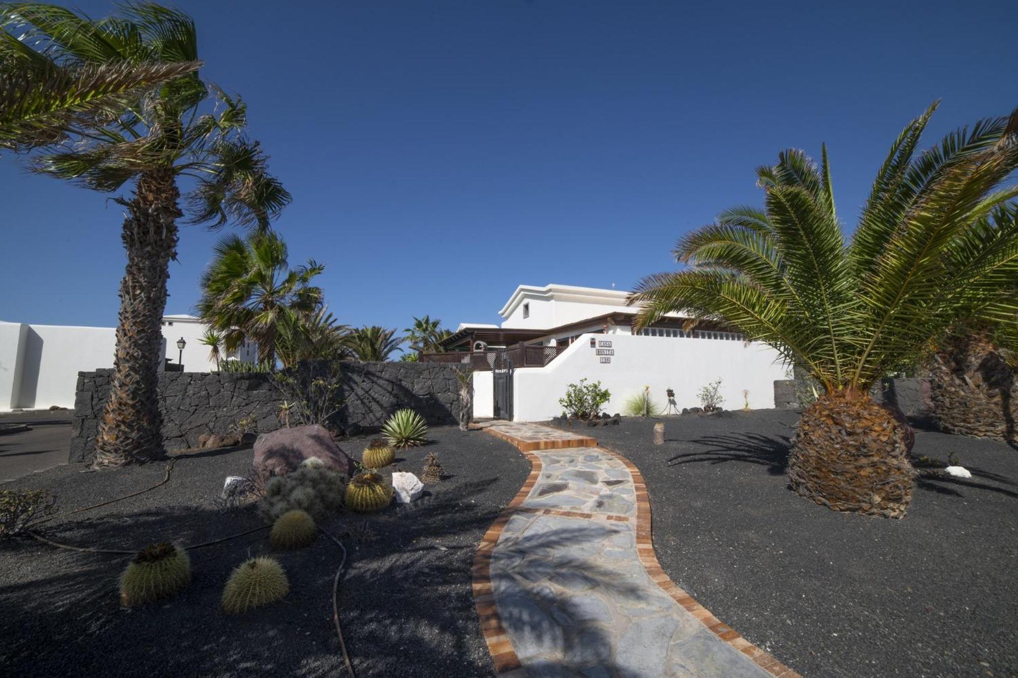 Sensational 3 Bedrooms Myoga Spacious Sun Terrace Outdoor Pool And Bbq Montana Roja Villa Playa Blanca (Lanzarote)