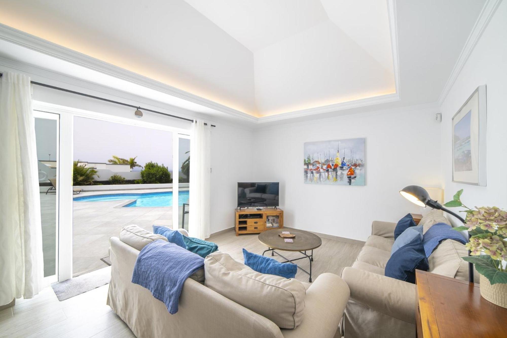 Dazzling 4 Bedrooms Nagini Spacious Furnished Sun Terrace Large Private Outdoor Pool Outdoor Hot Tub Bbq, Villa Playa Blanca (Lanzarote)