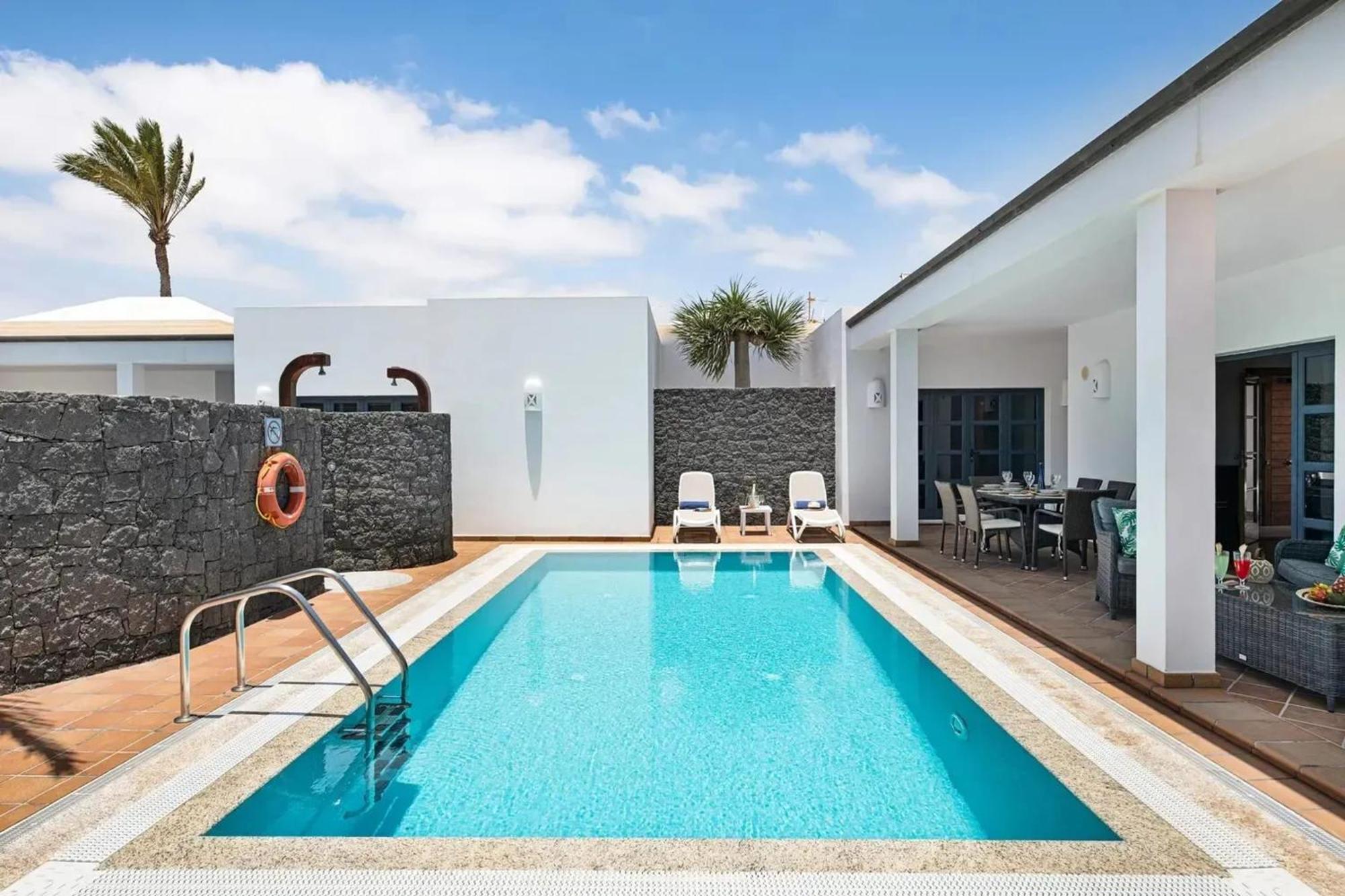 Villa: Beachside Retreat With Pool & Wi-fi *