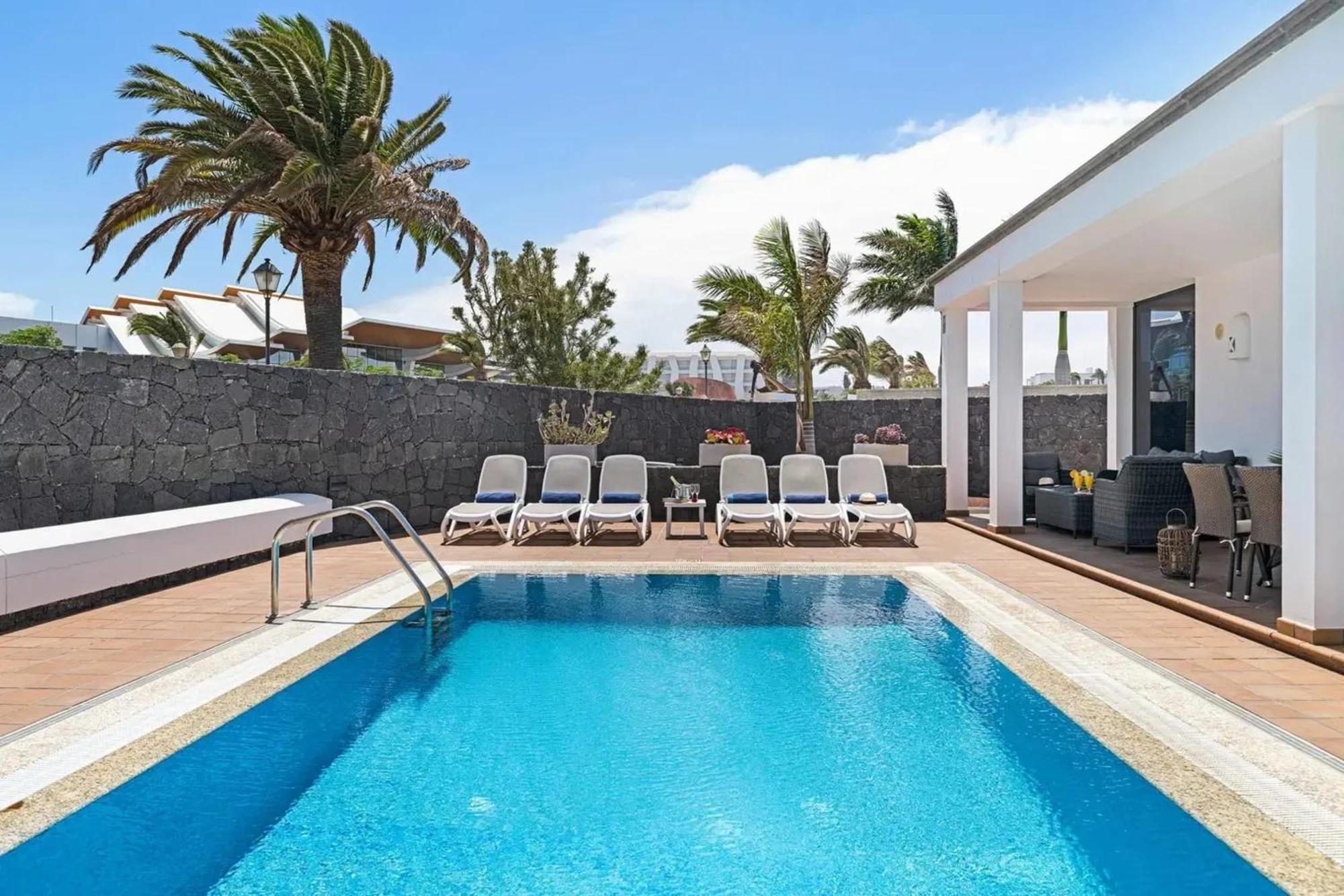 Villa: Beachside Retreat With Pool & Wi-fi Playa Blanca (Lanzarote)