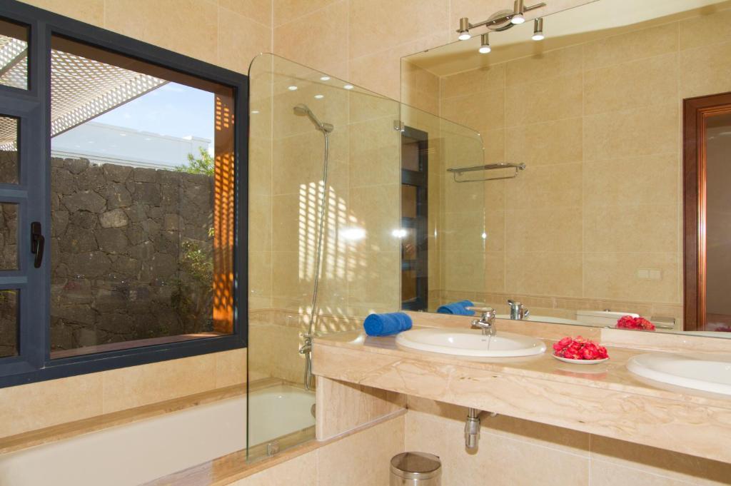Sun Grove & Villa Playa Blanca (Lanzarote)