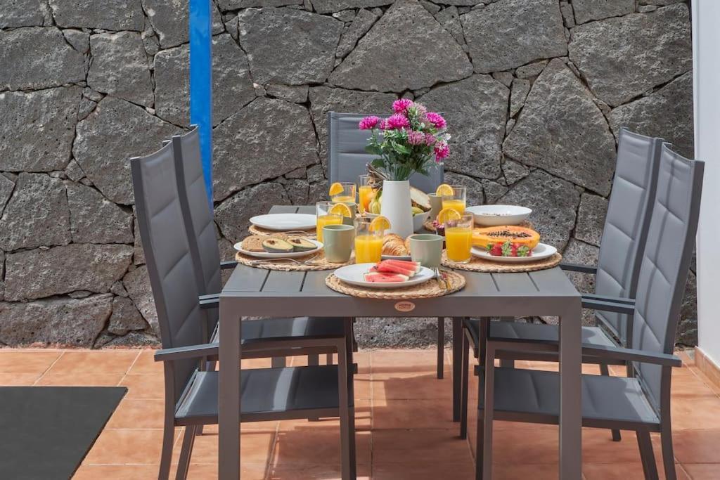 Holiday home Maria Del Mar 2 Minutes To Supermarkets, 10 Minutes To Marina Rubicon, Pool, High Speed Wifi *