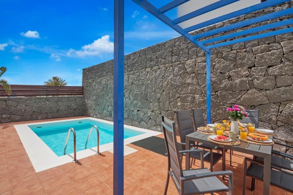 Maria Del Mar 2 Minutes To Supermarkets, 10 Minutes To Marina Rubicon, Pool, High Speed Wifi Holiday home *