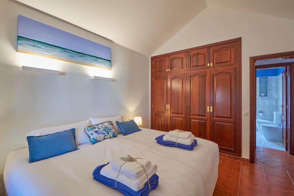 Villa Casa Petra Peaceful & Private, Sea Views, Pool & Bbq *