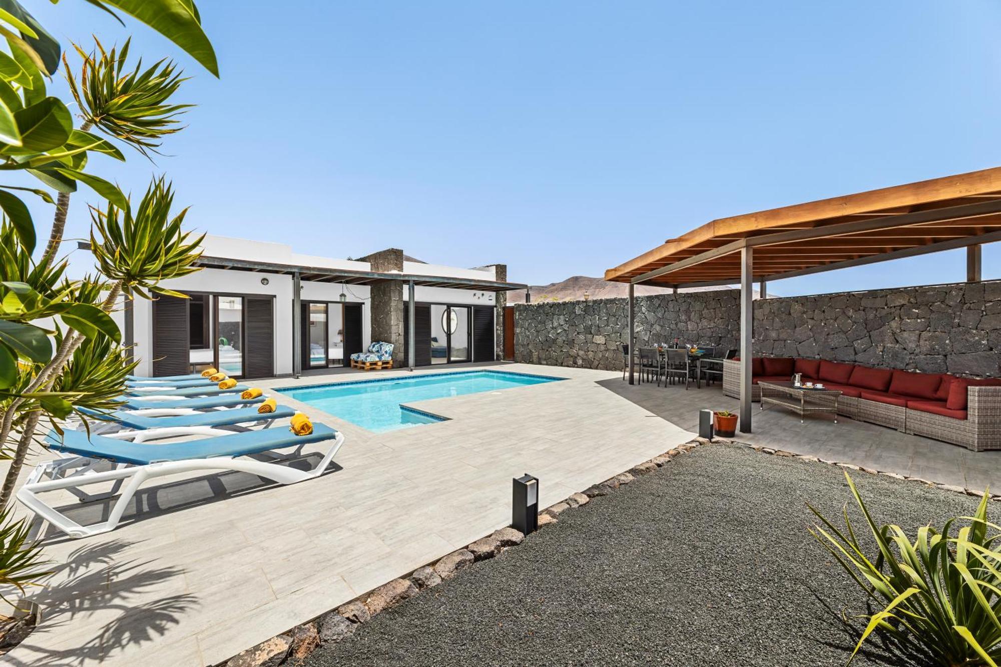 3 Bedroom Pool Short Walk From Papagayo