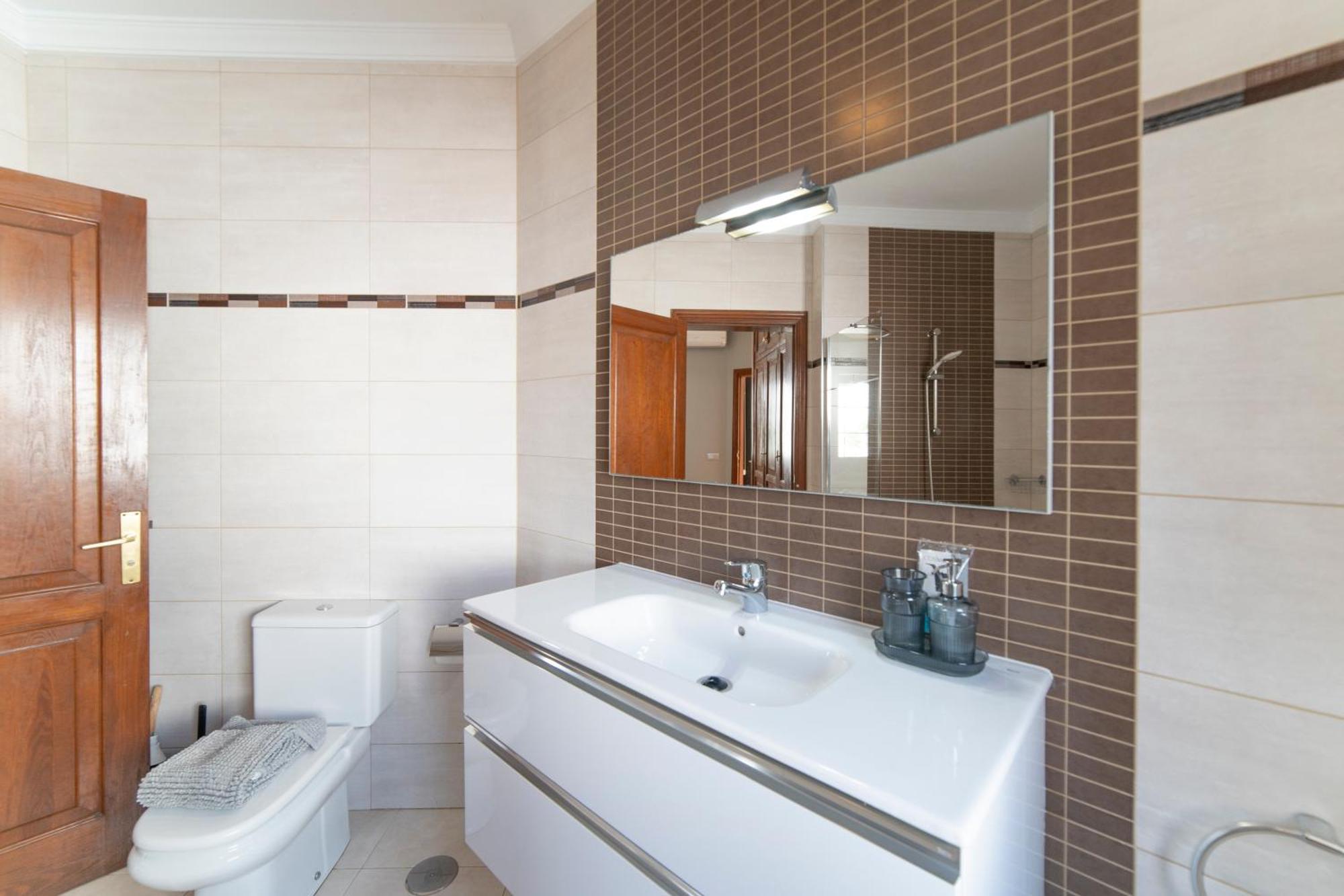 Villa Alysia - *